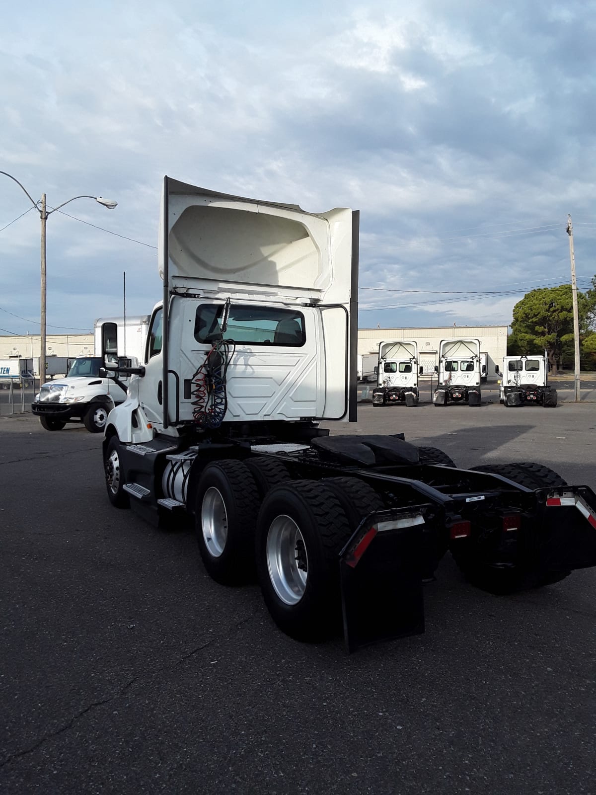 2020 Navistar International LT625 DAYCAB T/A 280927