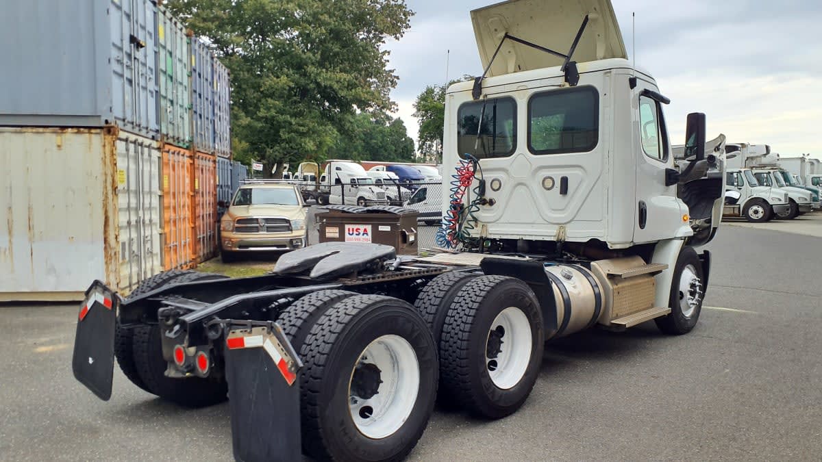 2020 Freightliner Cascadia in Springfield, MA — photo 4