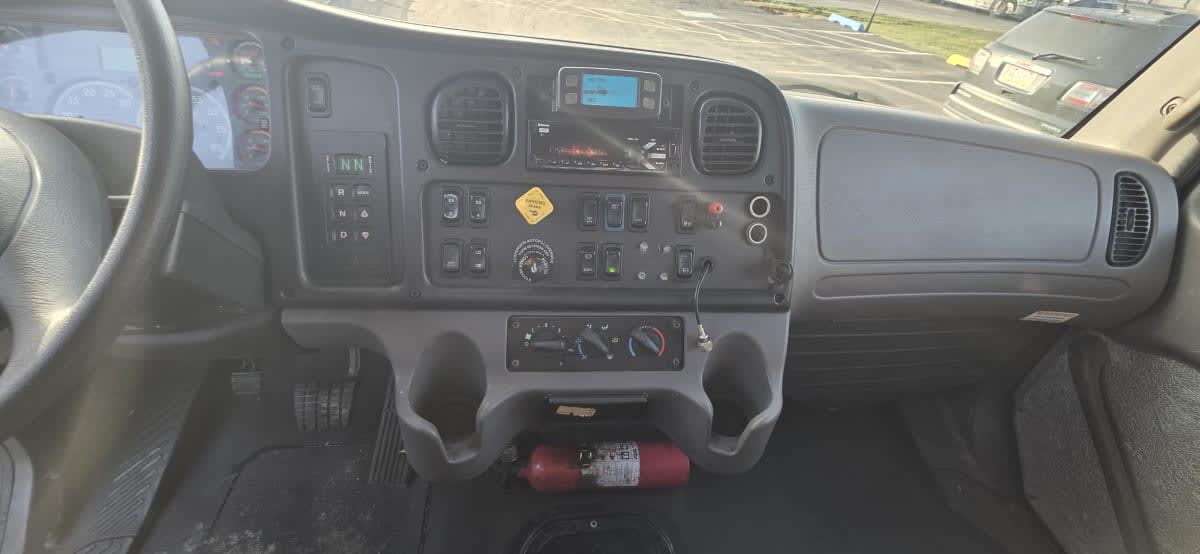 2020 Freightliner/Mercedes M2 106 281390