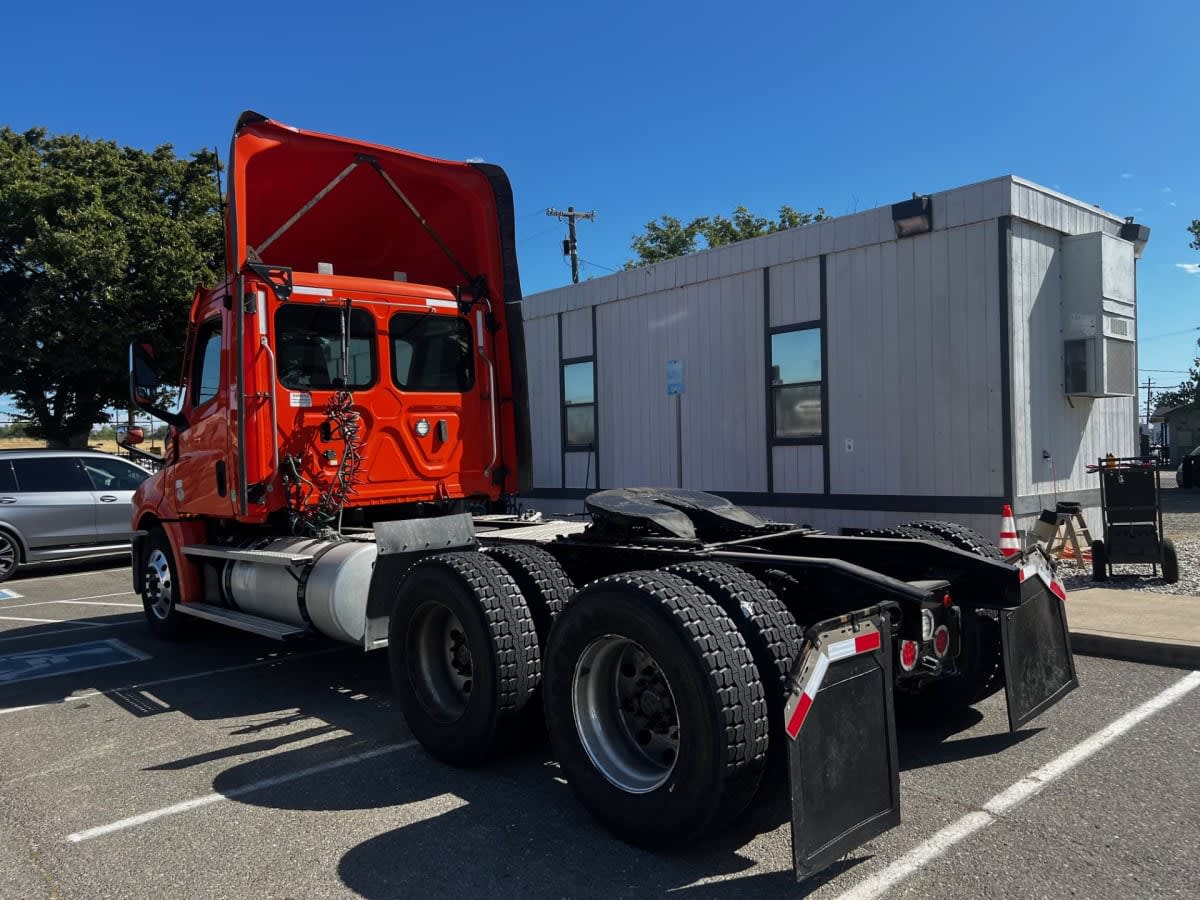 2020 Freightliner Cascadia in West Sacramento, CA — photo 6