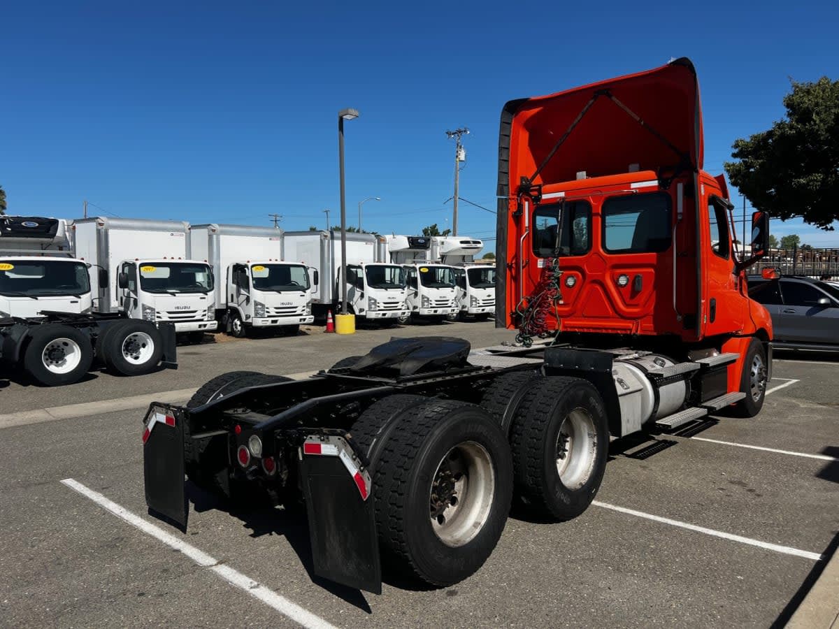 2020 Freightliner Cascadia in West Sacramento, CA — photo 4