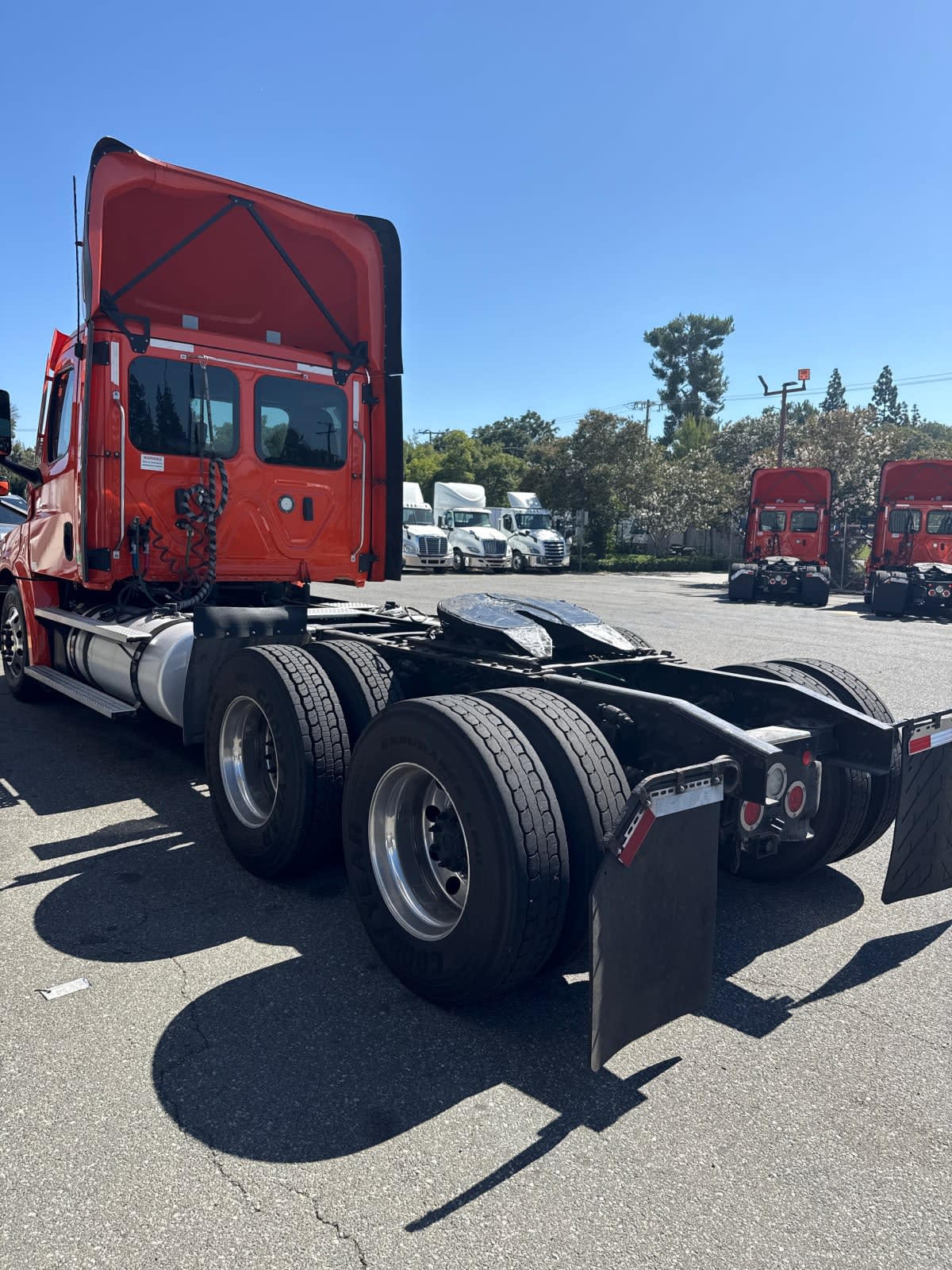 2020 Freightliner Cascadia in Pomona, CA — photo 6