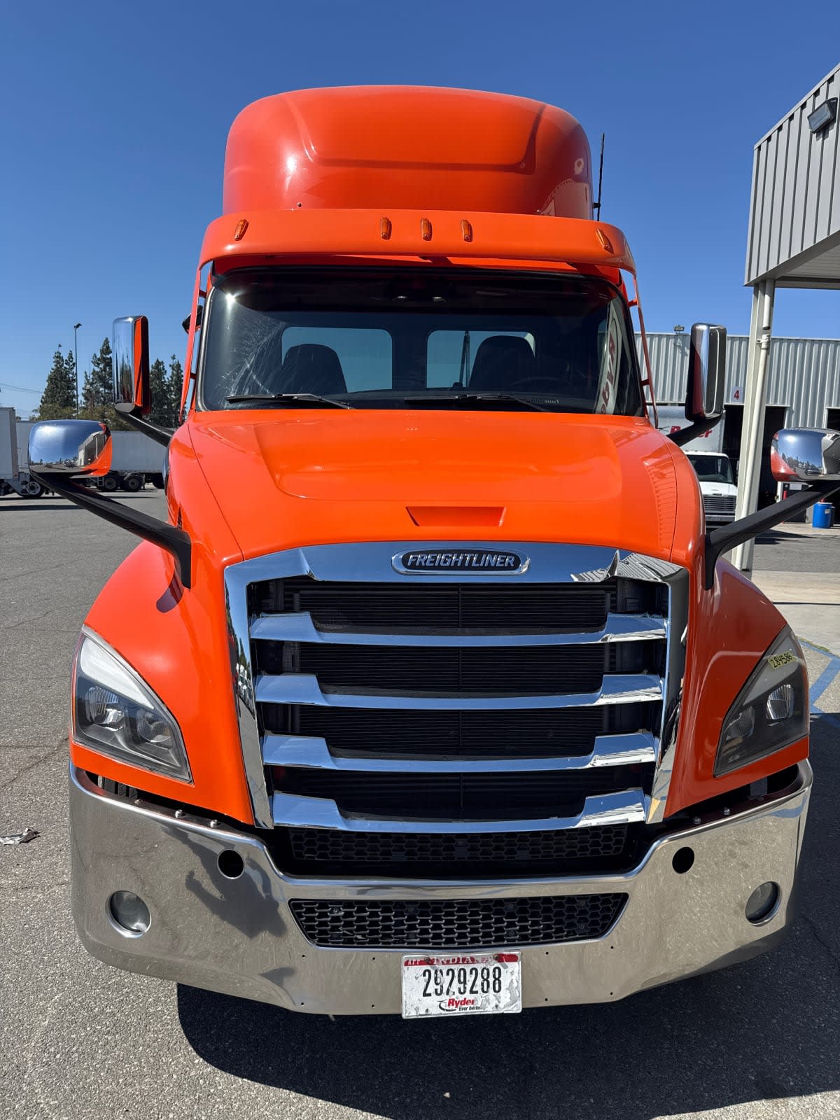 2020 Freightliner Cascadia in Pomona, CA — photo 2