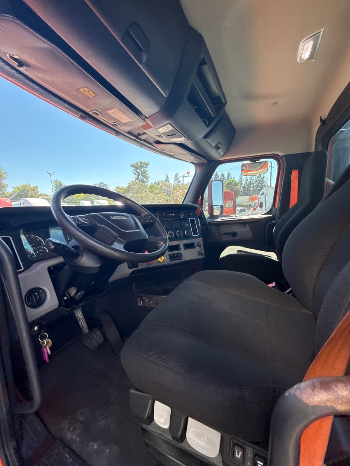 2020 Freightliner Cascadia in Pomona, CA — photo 7