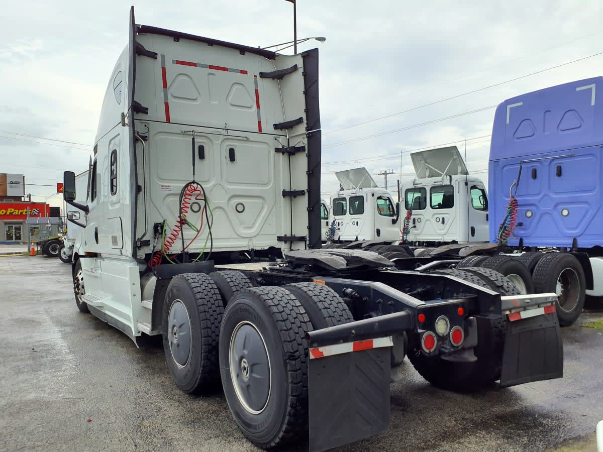 2020 Freightliner Cascadia in Miami, FL — photo 6