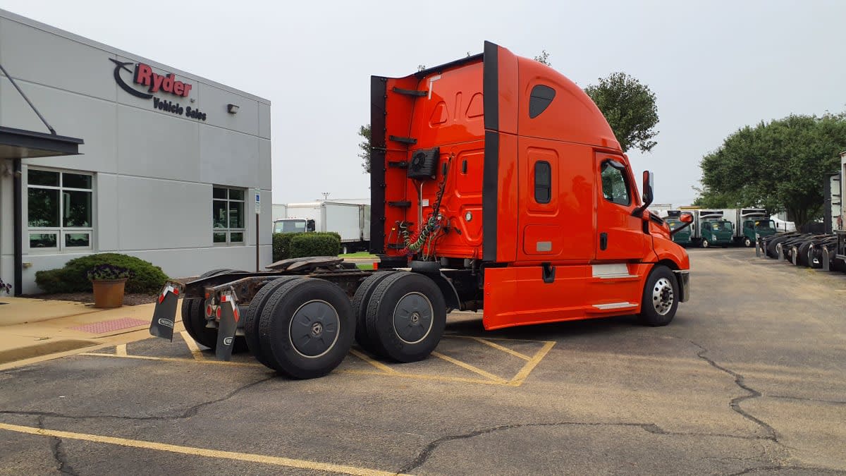 2021 Freightliner Cascadia in Bolingbrook, IL — photo 4