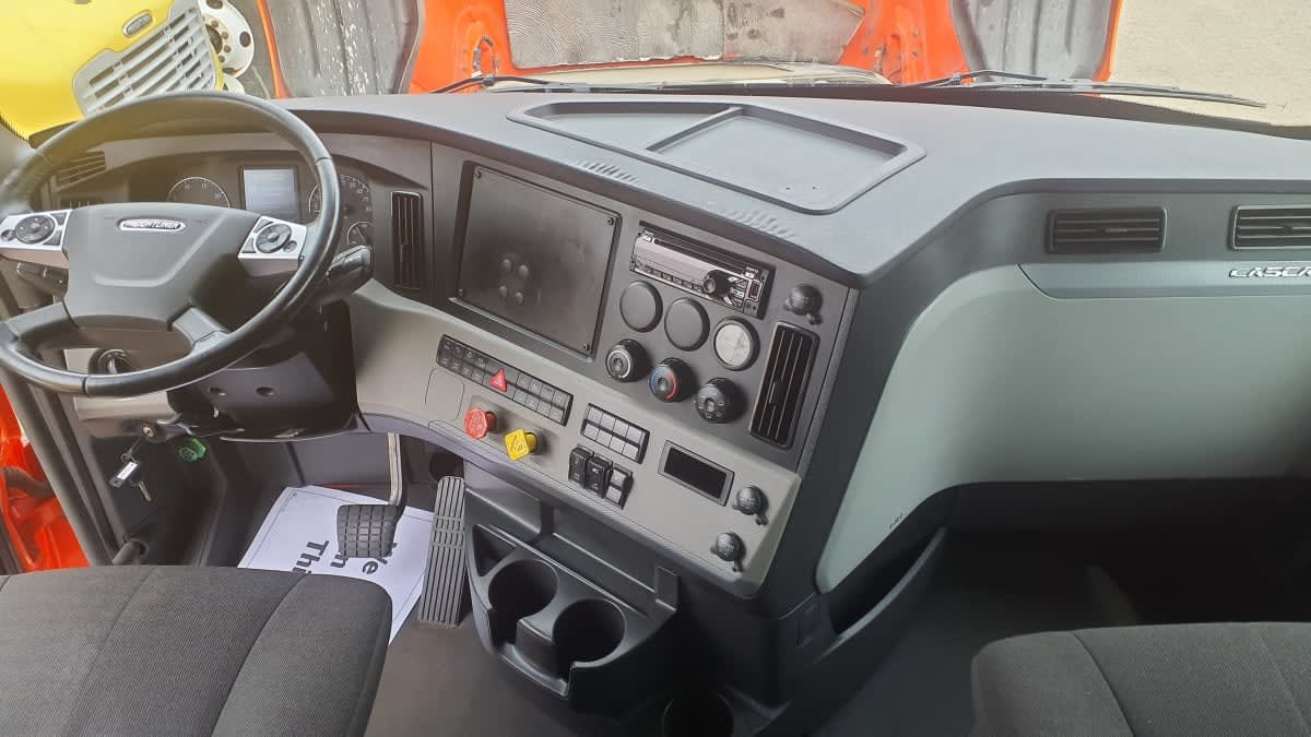 2021 Freightliner Cascadia in Bolingbrook, IL — photo 7