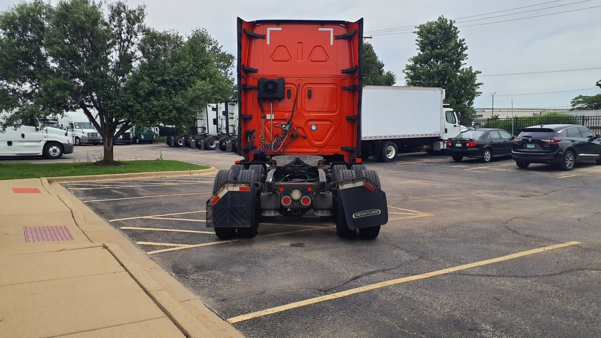 2021 Freightliner Cascadia in Bolingbrook, IL — photo 5