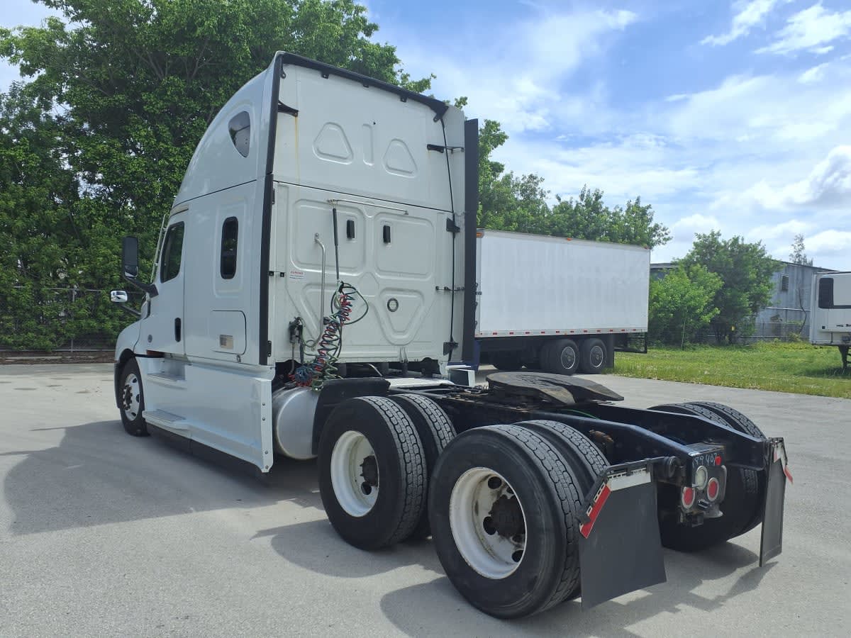 2020 Freightliner Cascadia in Davie, FL — photo 6