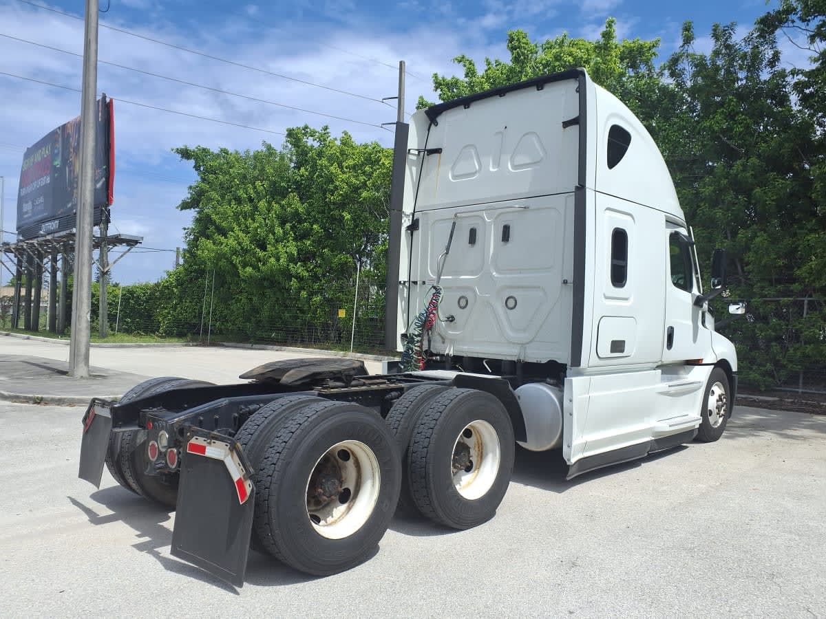2020 Freightliner Cascadia in Davie, FL — photo 4