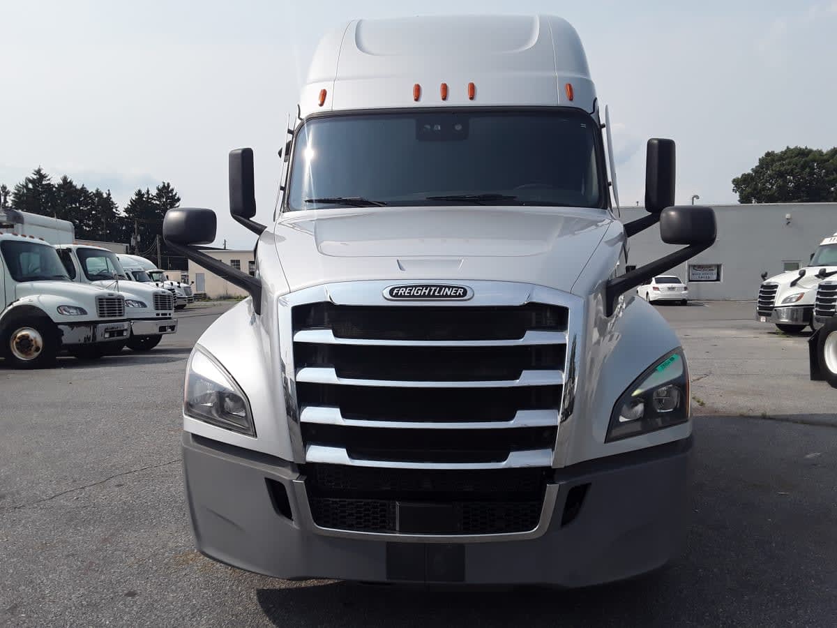 2020 Freightliner Cascadia in Allentown, PA — photo 2