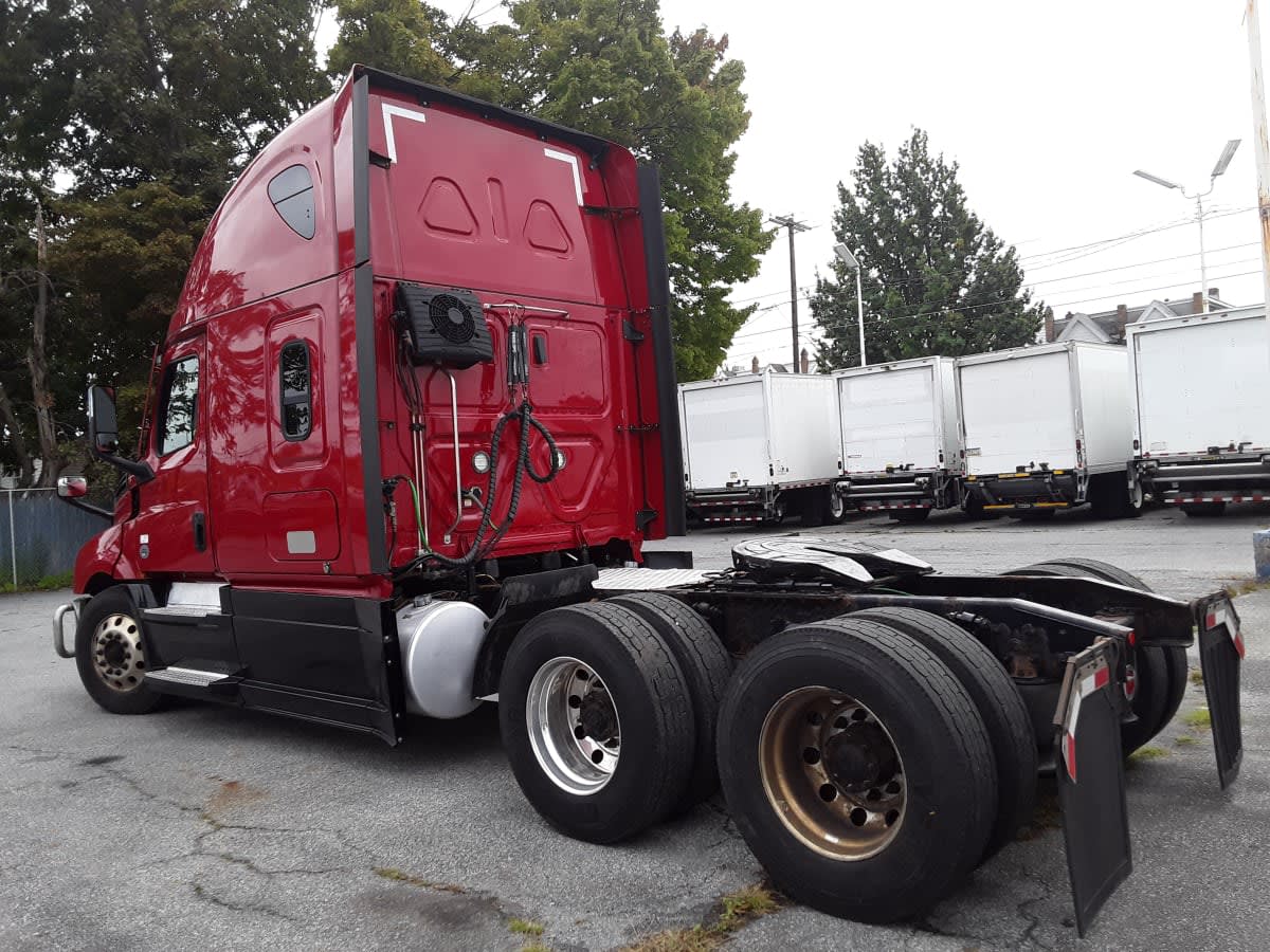 2020 Freightliner Cascadia in Allentown, PA — photo 6