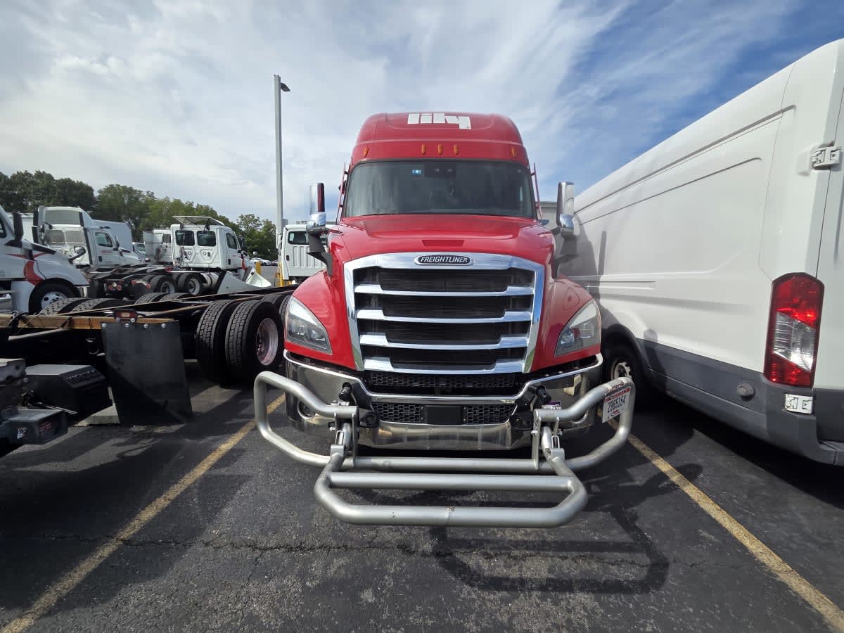 2020 Freightliner Cascadia in Allentown, PA — photo 2