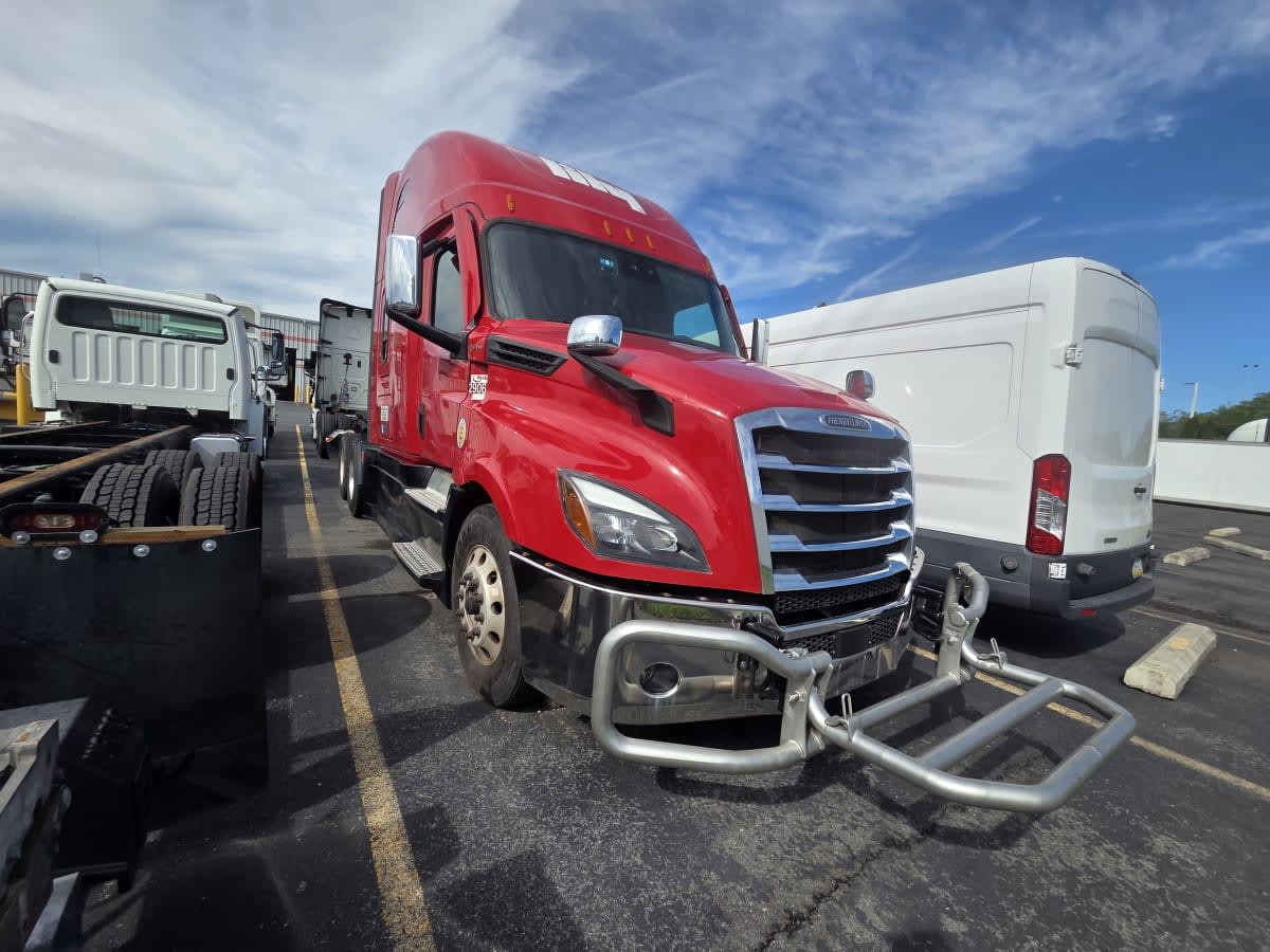 2020 Freightliner Cascadia in Allentown, PA — photo 3