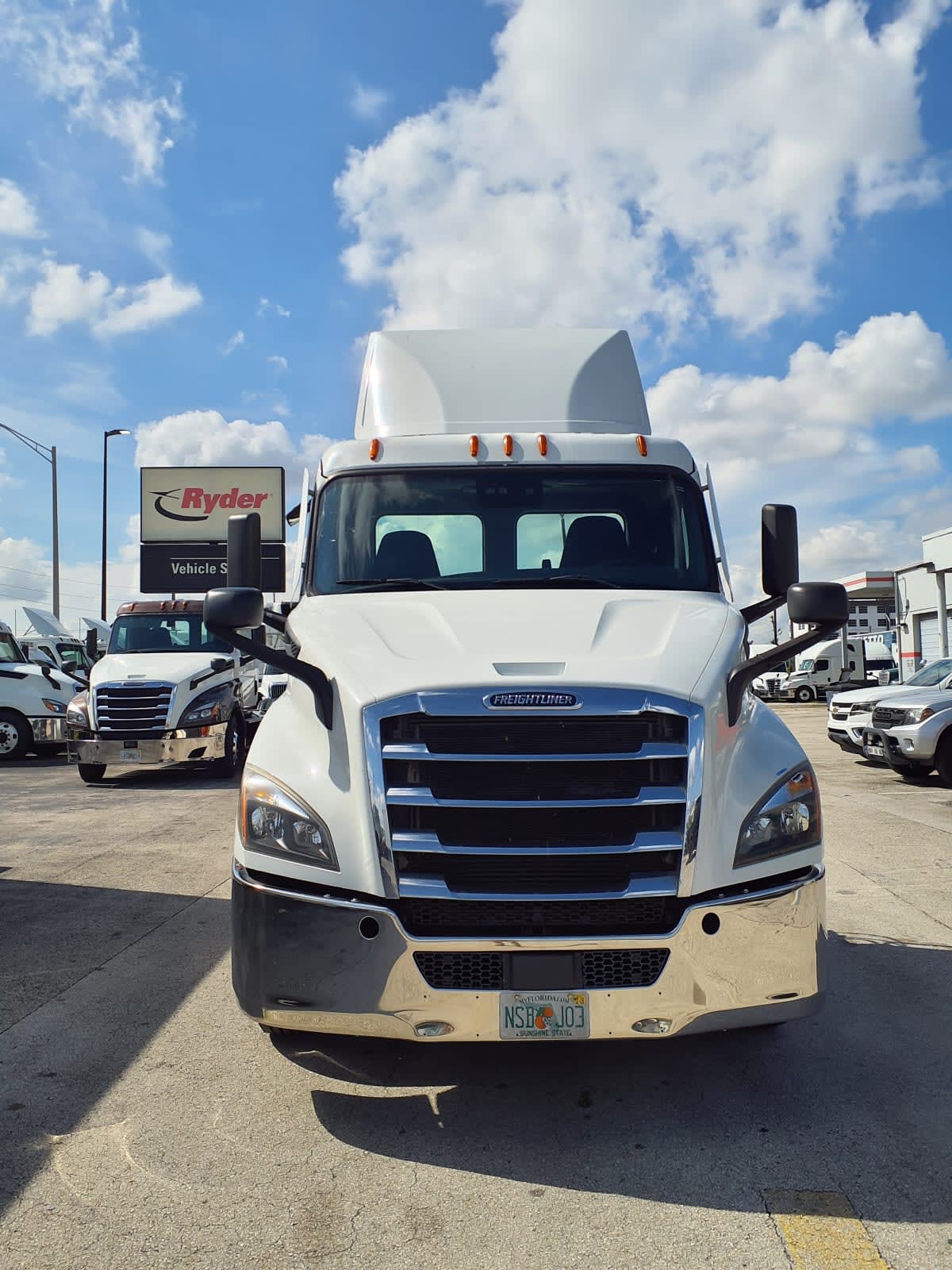 2020 Freightliner Cascadia in Miami, FL — photo 2