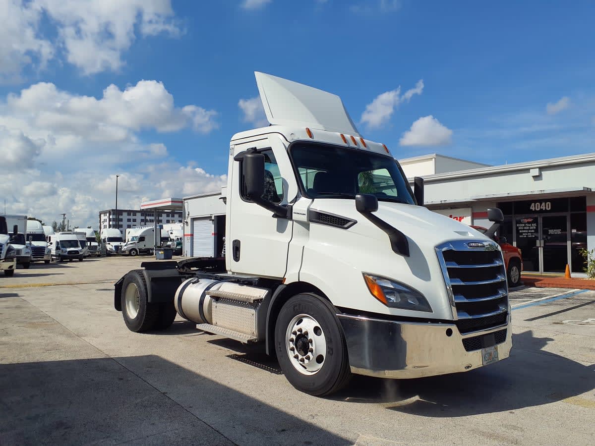 2020 Freightliner Cascadia in Miami, FL — photo 3