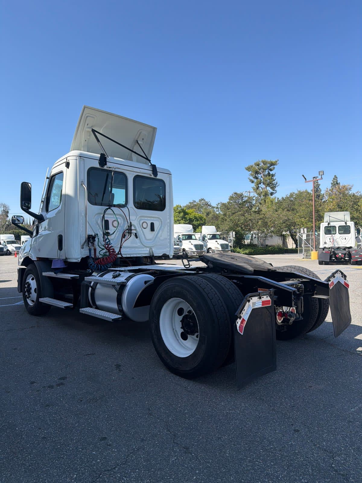 2020 Freightliner Cascadia in Pomona, CA — photo 6
