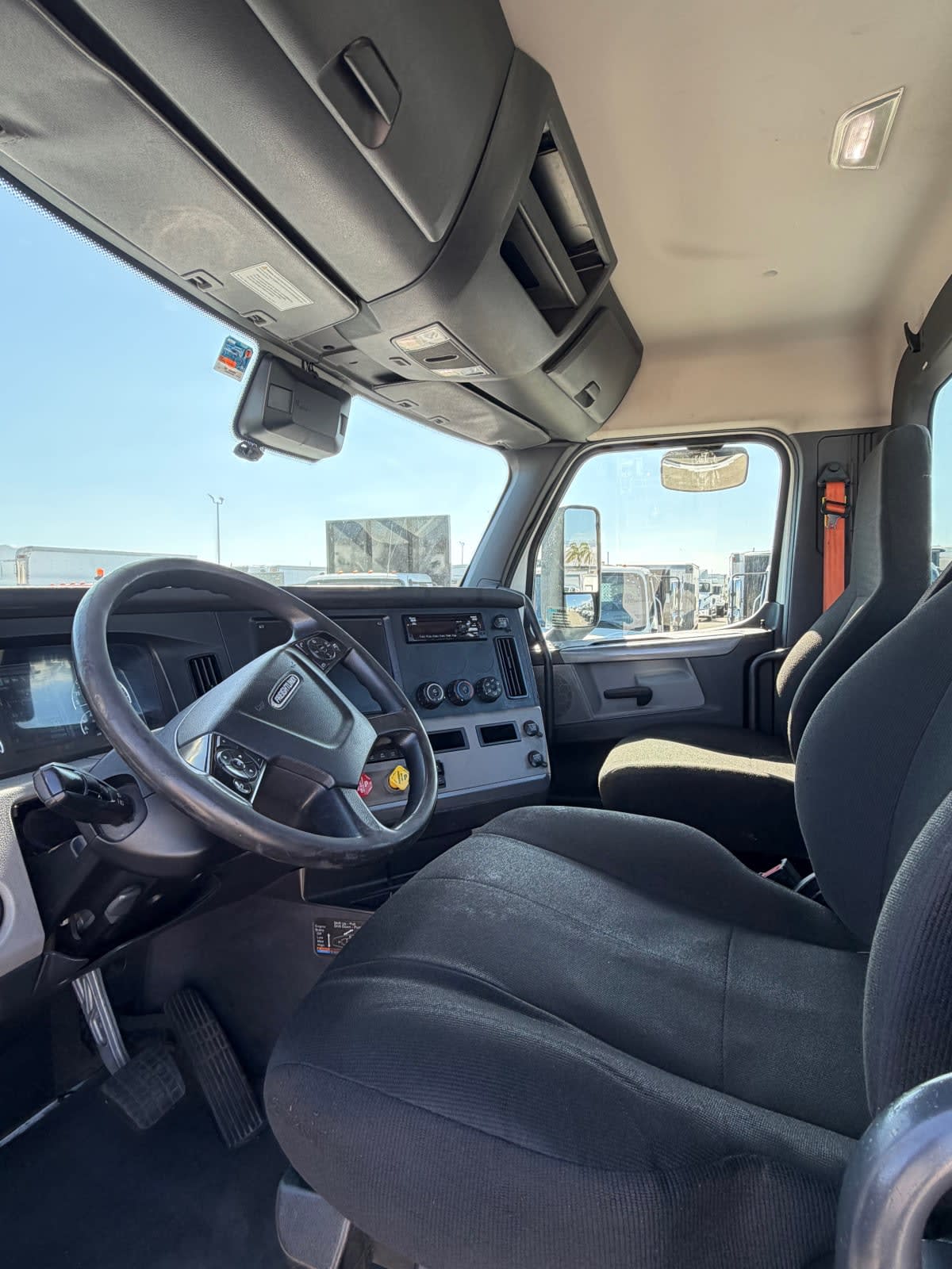 2020 Freightliner Cascadia in Fontana, CA — photo 7