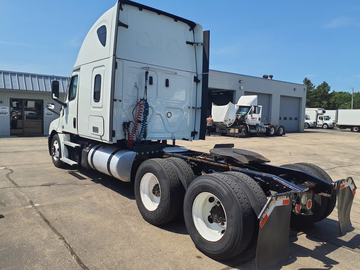 2020 Freightliner Cascadia in Oak Creek, WI — photo 6