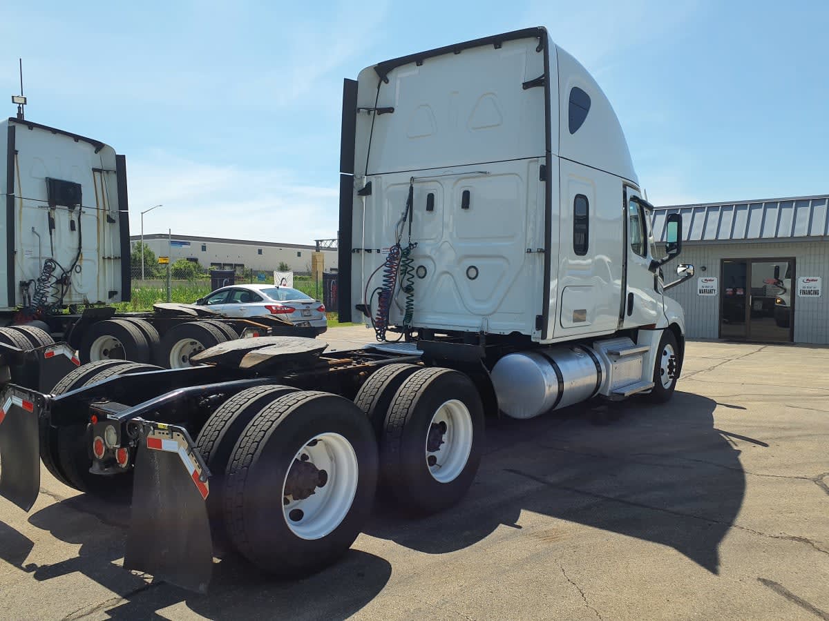 2020 Freightliner Cascadia in Oak Creek, WI — photo 4