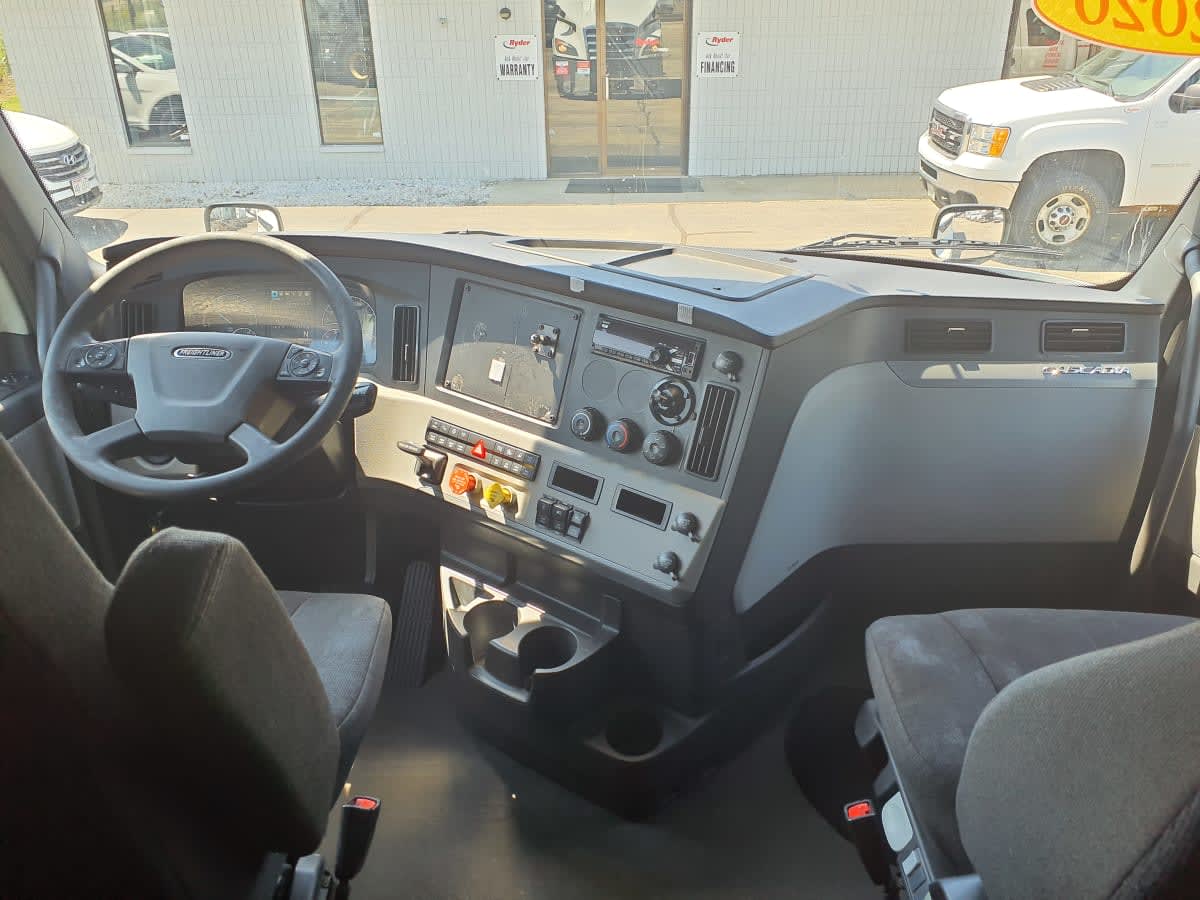 2020 Freightliner Cascadia in Oak Creek, WI — photo 7