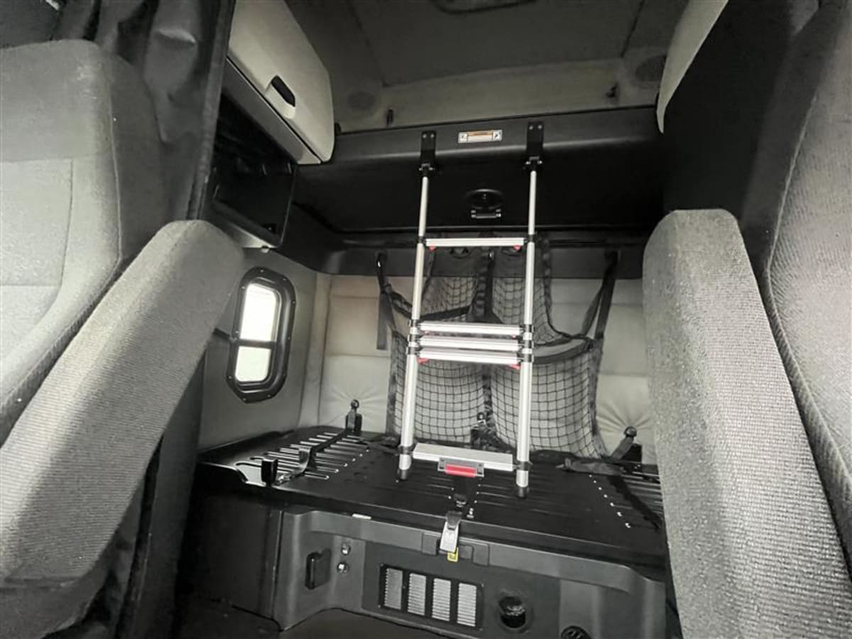 2021 Freightliner - image 8