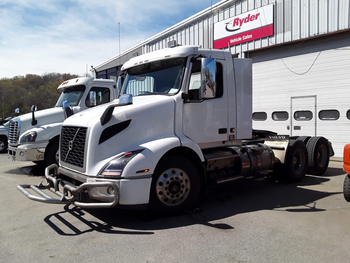 2021 Volvo VN64T 293220