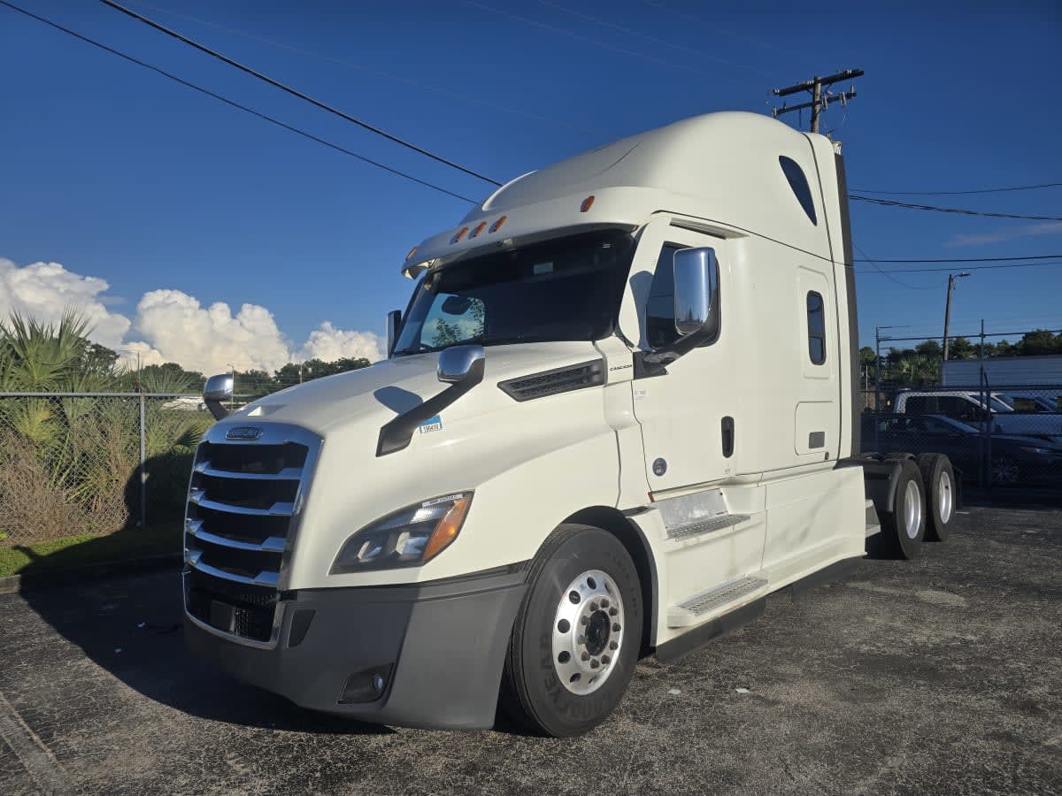 2021 Freightliner Cascadia in Tampa, FL — photo 3