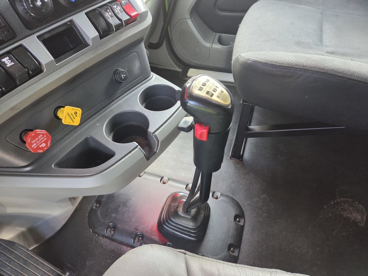 2020 Kenworth T680 - image 12