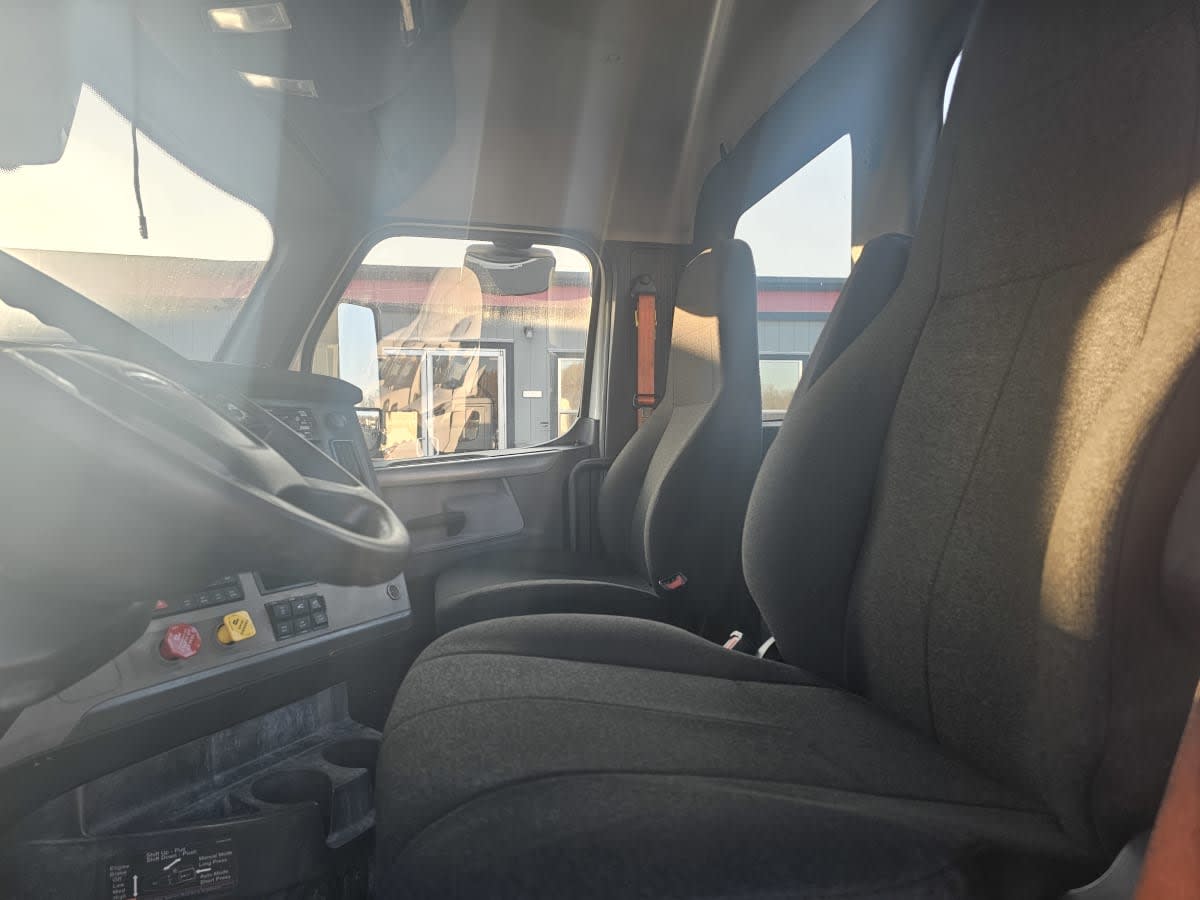 2021 Freightliner - image 7