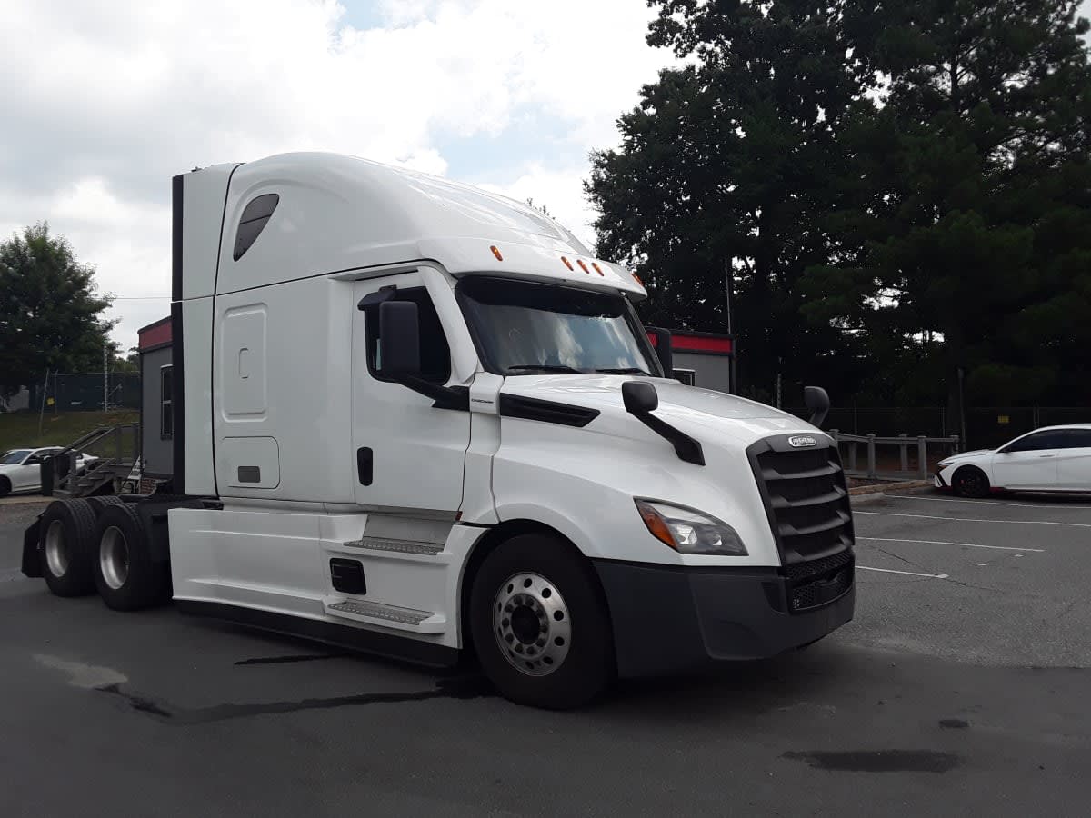 2021 Freightliner Cascadia in Charlotte, NC — photo 3