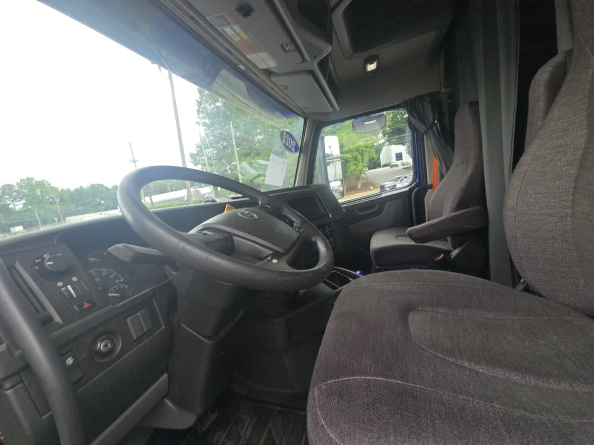 2021 Volvo VNL 860 in Doraville, GA — photo 7