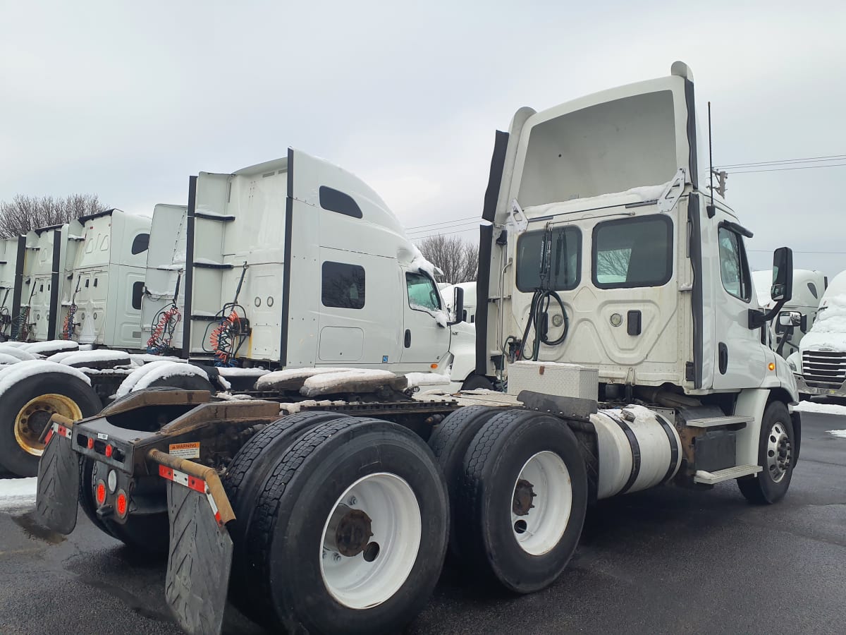 2017 Freightliner/Mercedes CASCADIA 113" DAYCAB 303032