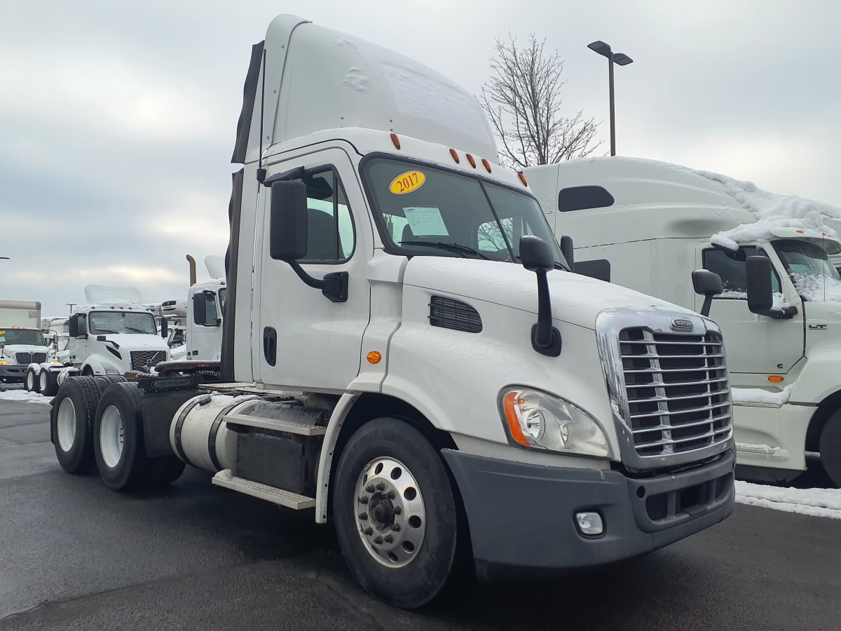 2017 Freightliner/Mercedes CASCADIA 113" DAYCAB 303032