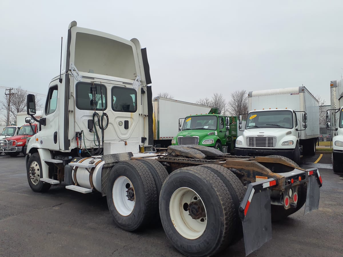 2017 Freightliner/Mercedes CASCADIA 113" DAYCAB 303064