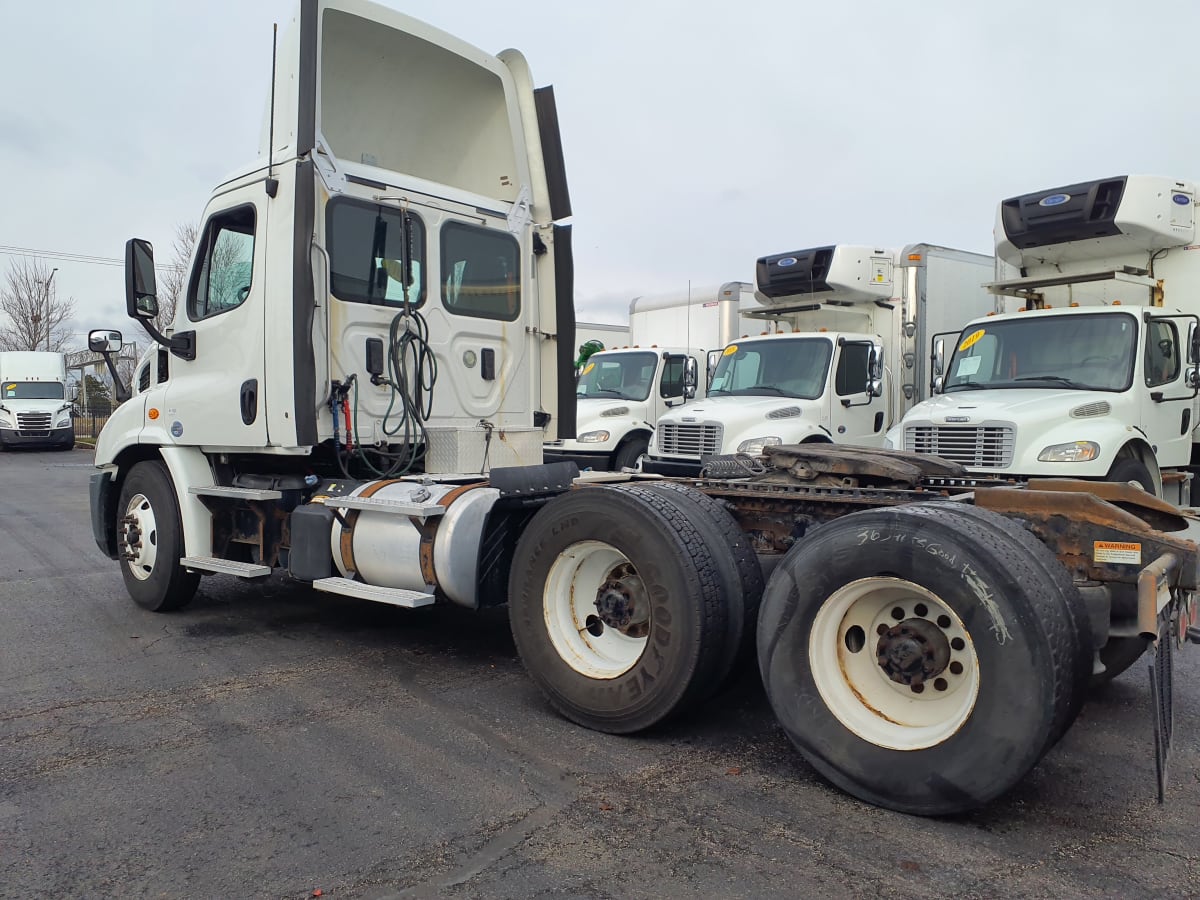 2017 Freightliner/Mercedes CASCADIA 113" DAYCAB 303066