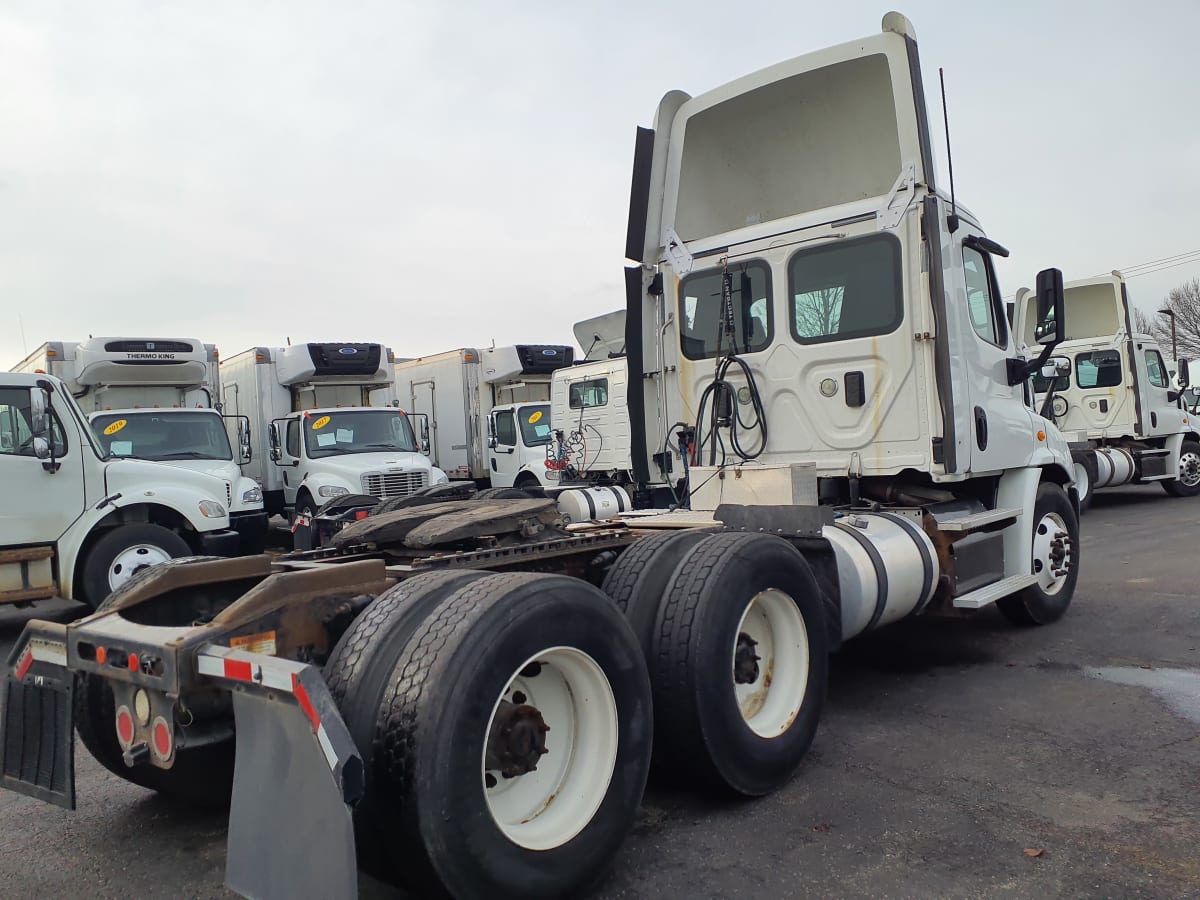 2017 Freightliner/Mercedes CASCADIA 113" DAYCAB 303066