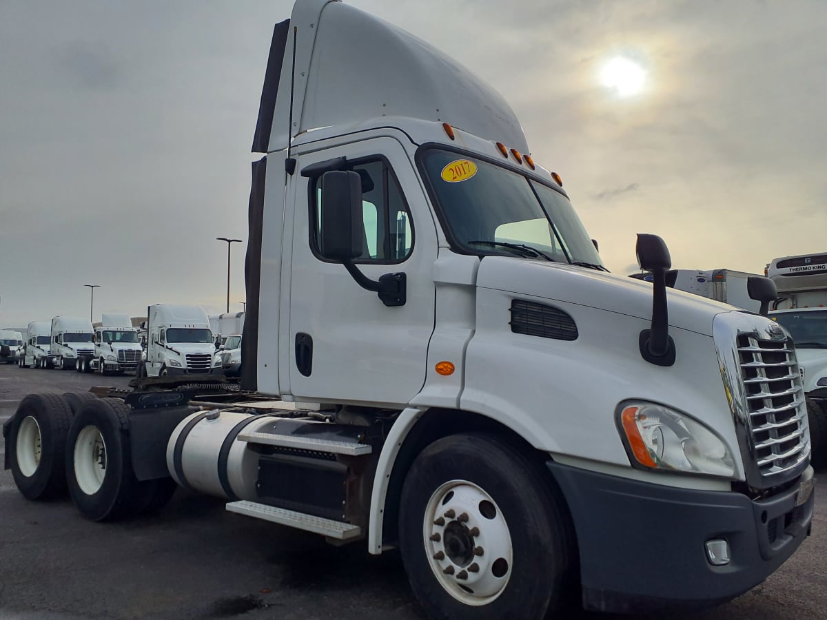 2017 Freightliner/Mercedes CASCADIA 113" DAYCAB 303066