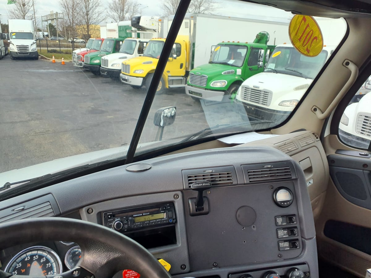 2017 Freightliner/Mercedes CASCADIA 113" DAYCAB 303066