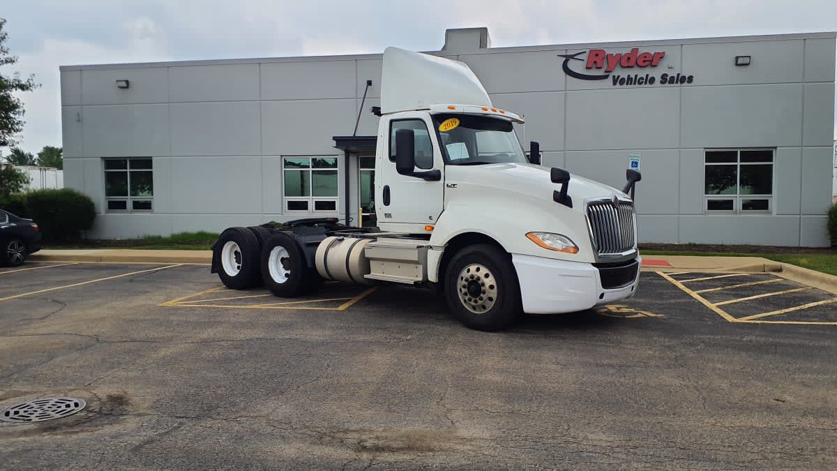 2019 Navistar International LT625 DAYCAB T/A 303114