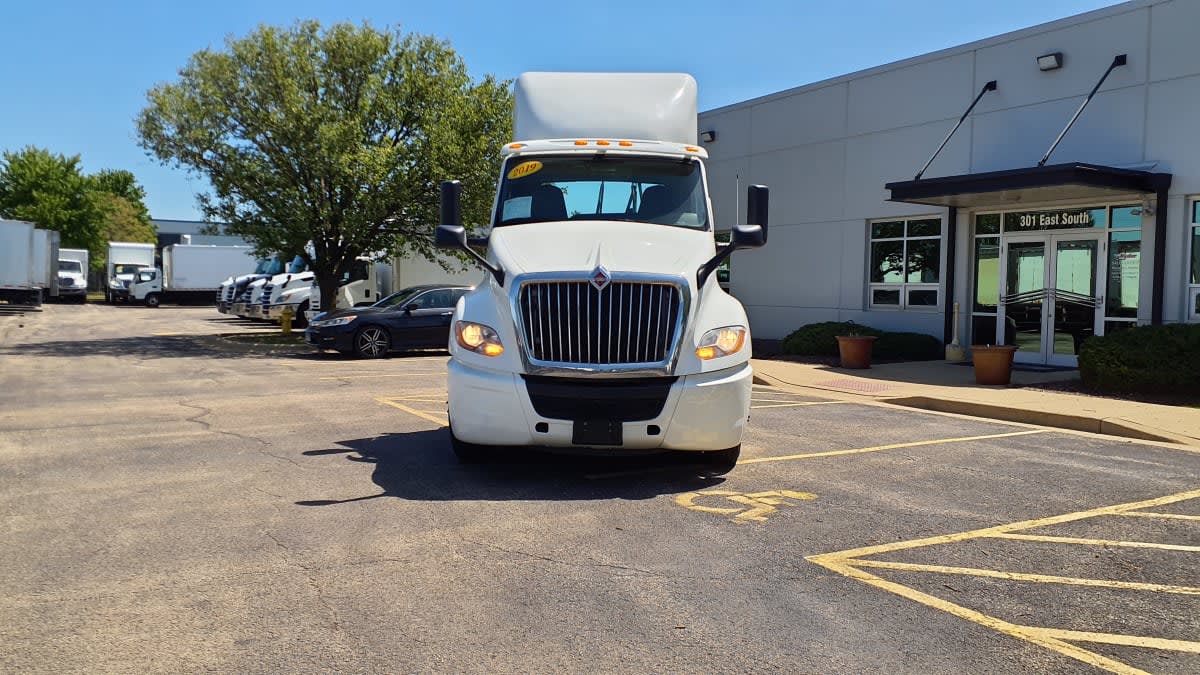2019 Navistar International LT625 DAYCAB T/A 303138
