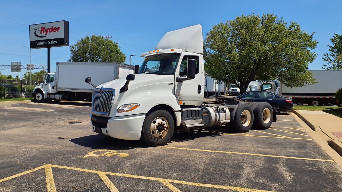 2019 Navistar International LT625 DAYCAB T/A 303138