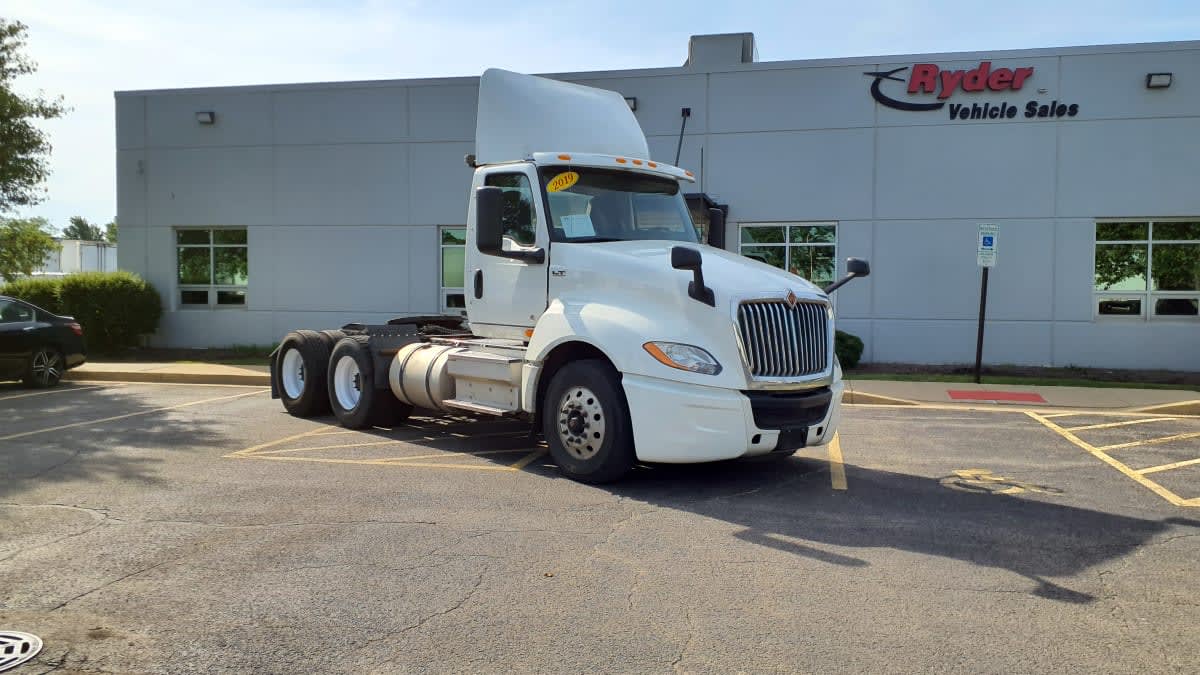 2019 Navistar International LT625 DAYCAB T/A 303142