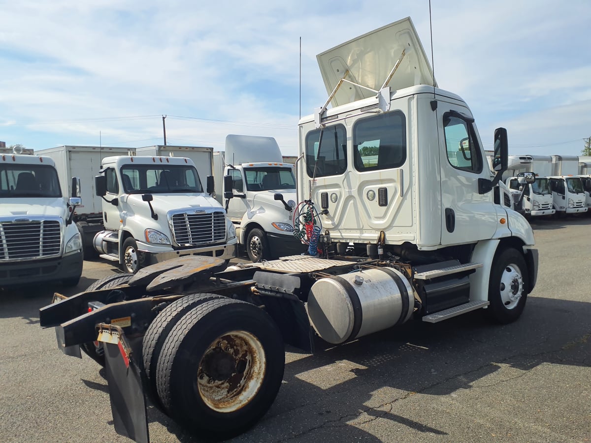 2015 Freightliner/Mercedes CASCADIA 113 304097