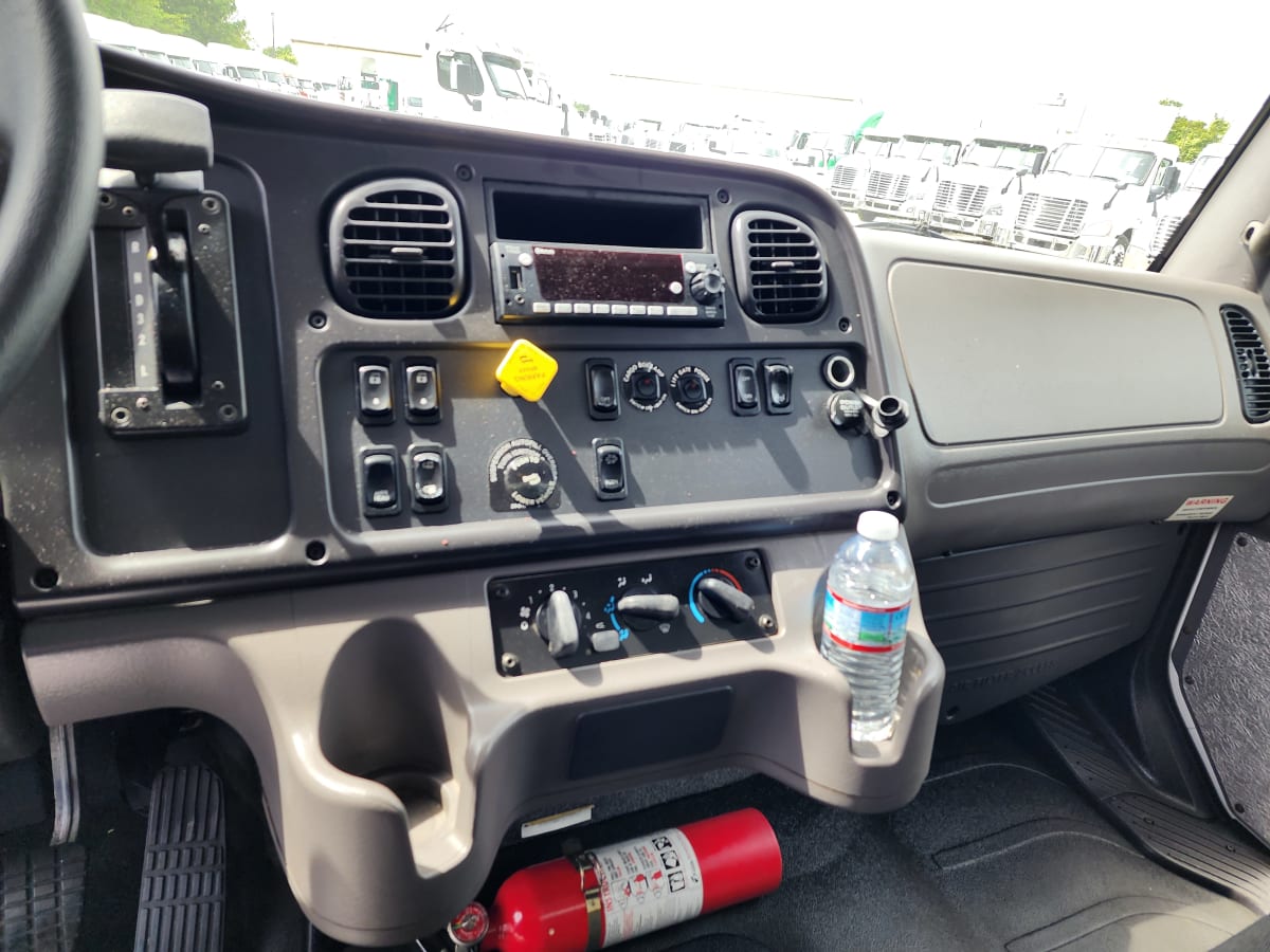 2015 Freightliner/Mercedes M2 106 309919