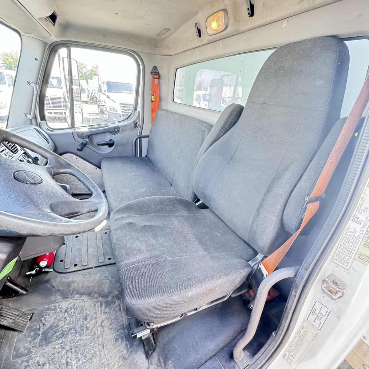 2015 Freightliner/Mercedes M2 106 311398