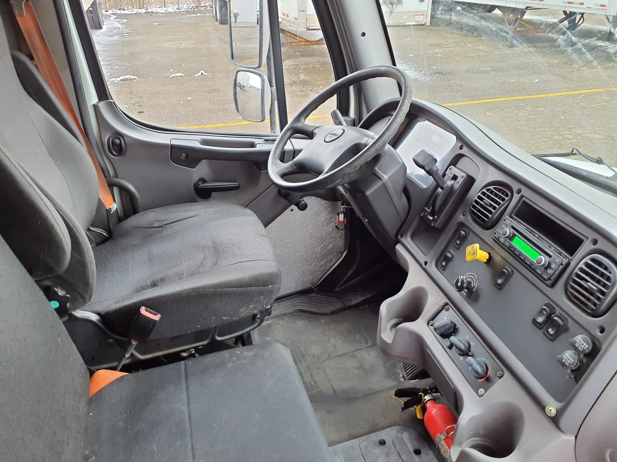 2015 Freightliner/Mercedes M2 106 312820