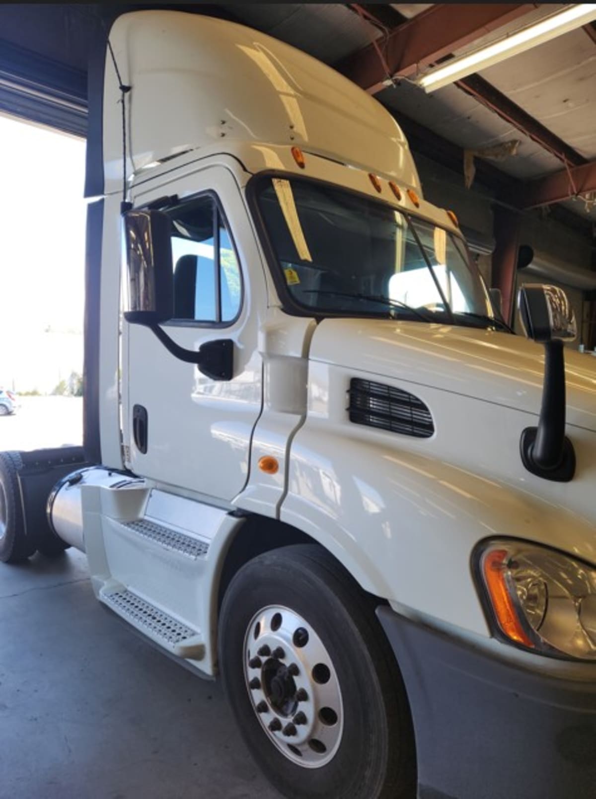 2015 Freightliner/Mercedes CASCADIA 113 321557