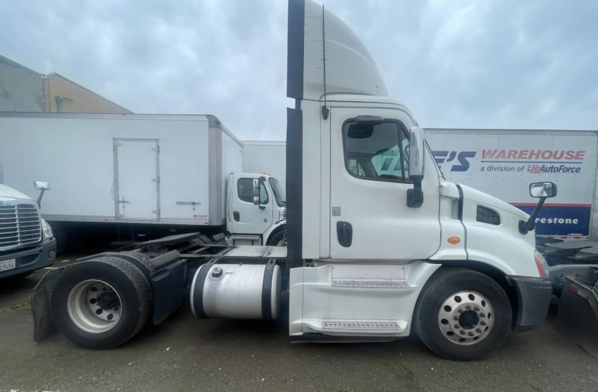 2015 Freightliner/Mercedes CASCADIA 113 321558