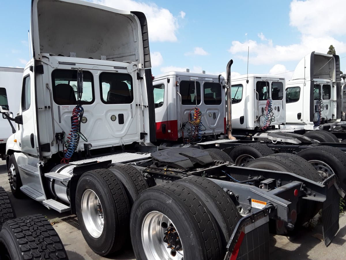 2014 Freightliner/Mercedes CASCADIA 125 321648